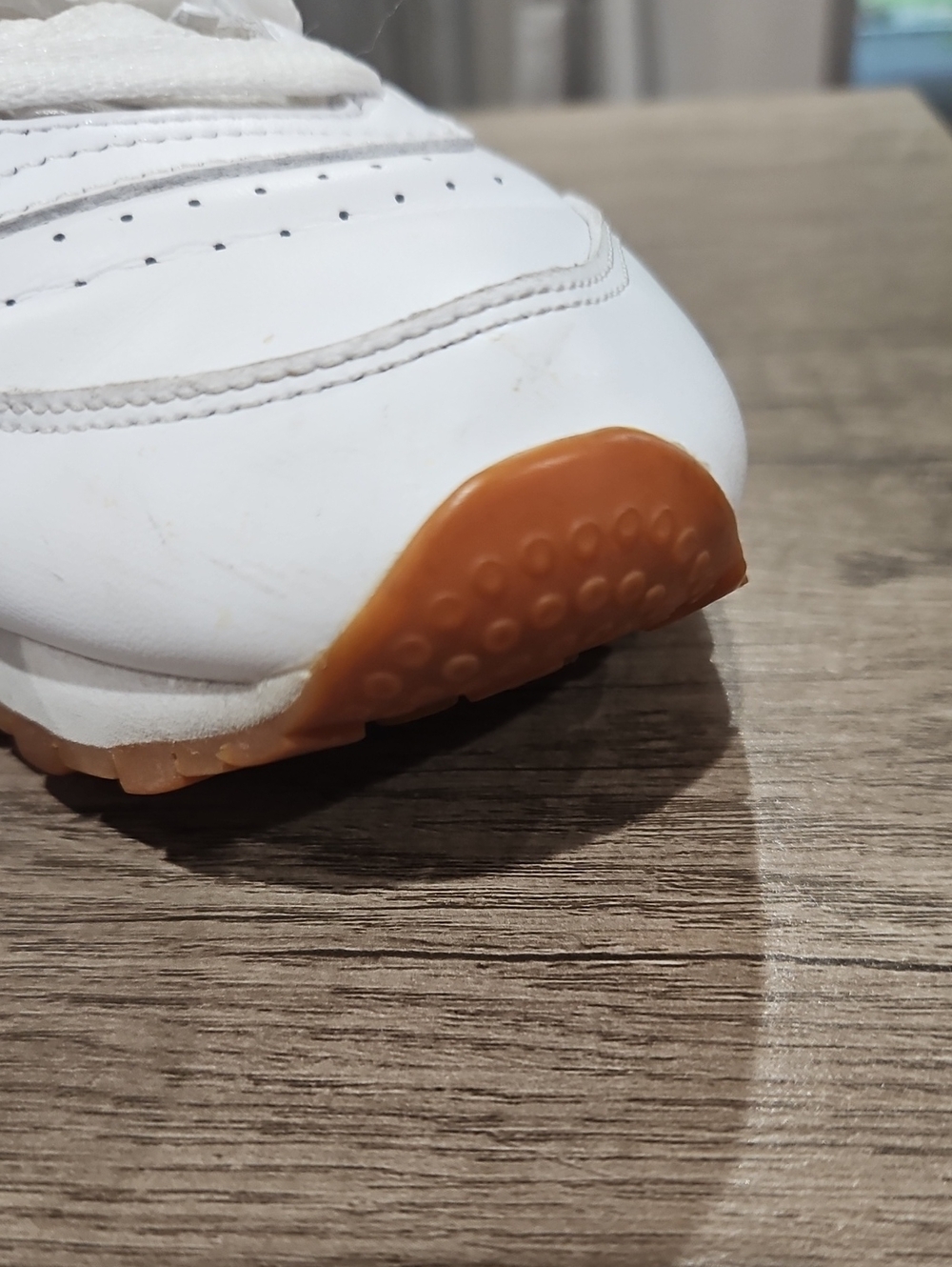Reebok White Leather Women's Sneakers with Gum Outsole size 8.5 - Picture 7 of 11